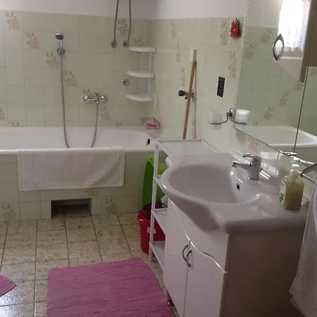 Haus In Sehr Ruhige Lage Lägenhet *